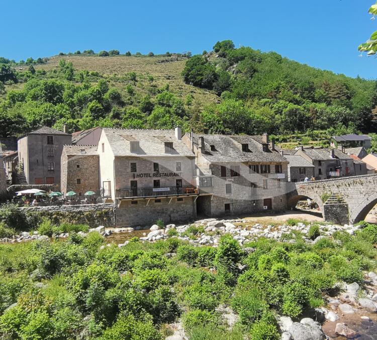 L0496 | HOTEL** - RESTAURANT